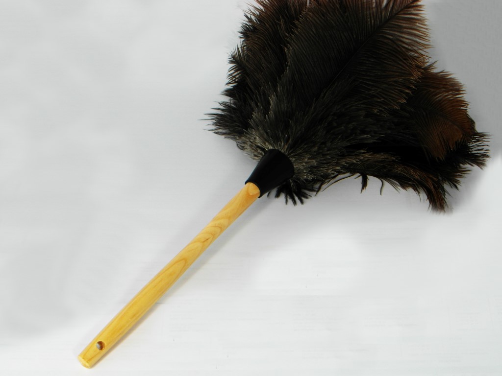 Struisvogel Plumeau met middellange houten steel